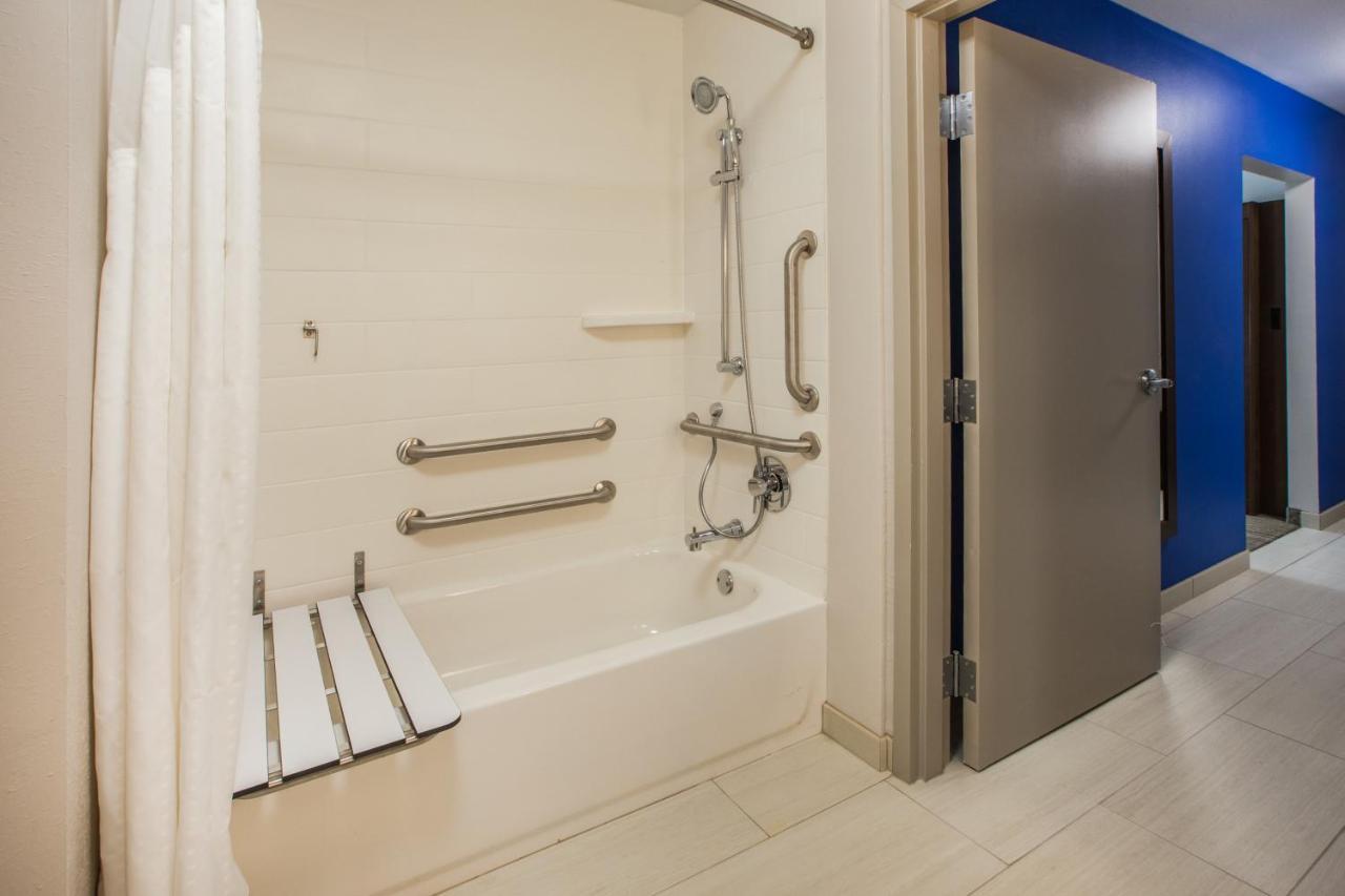 Express & - By Ihg 3* Tomah